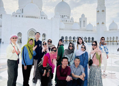 Abu Dhabi Mini Bus City Tour with Mandarin-Speaking Guide